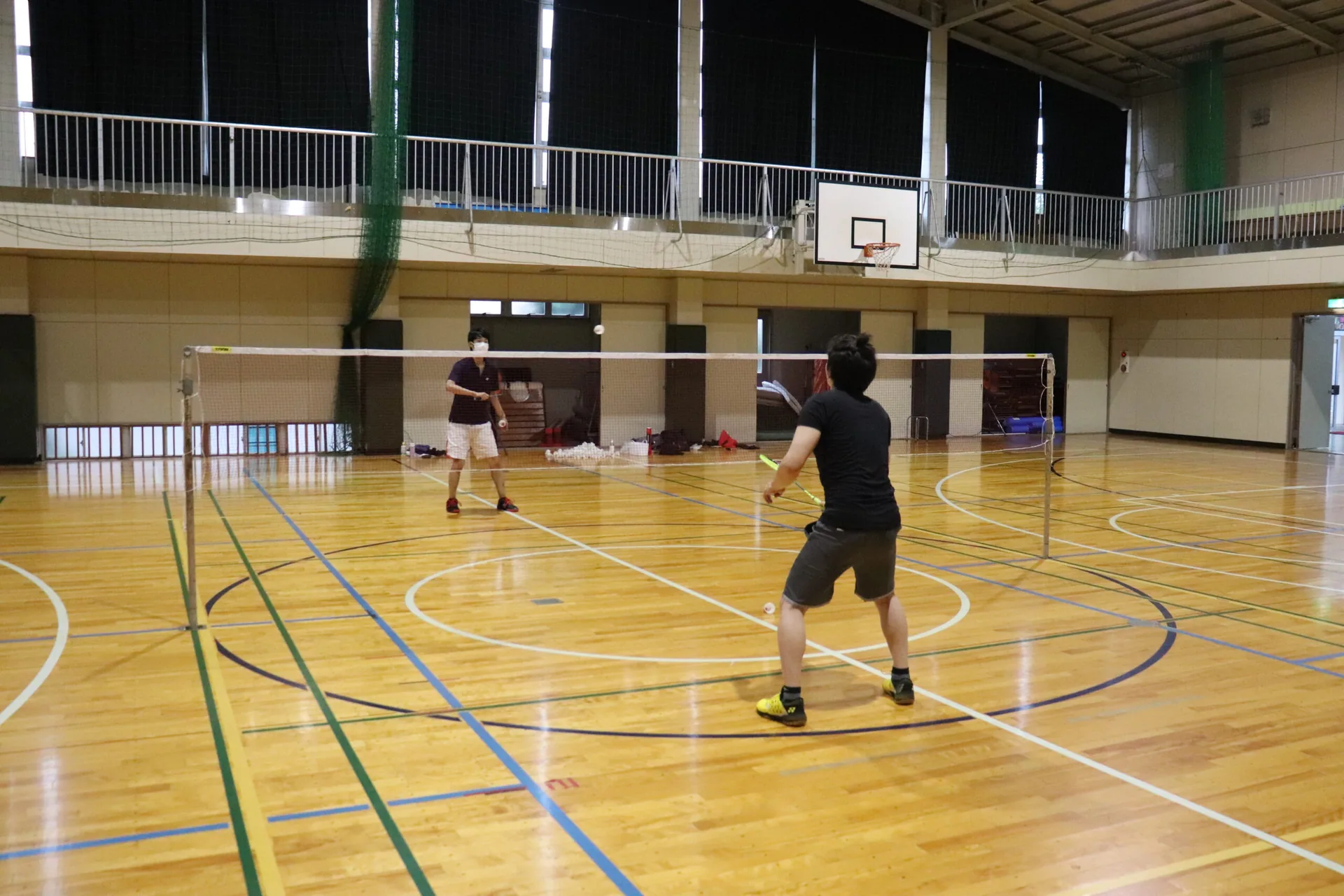 体育館でラリー練習をする様子